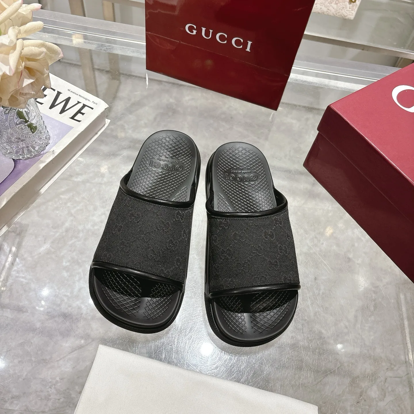 p400🐮🐮New summer men's slip-on slippers. Inspired by the summer spirit and beach clubs of the Italian coast, this piece is part of Gucci Lido. The Pre-Fall collection reinterprets the brand's signature elements and sophisticated patterns in a contemporary way. Made from black rubber, these flat sandals feature a slip-on design that reinterprets the brand's distinctive green and red web design. GG Classic Upper Men's Molded Rubber Footbed Gucci Logo Flat Made in Italy Size: Men's 40 to 47,